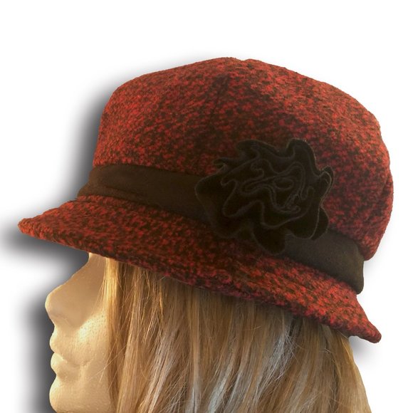 Bell / Cloche women's winter hat in red and black with black band & black flower - Picture 5 of 6